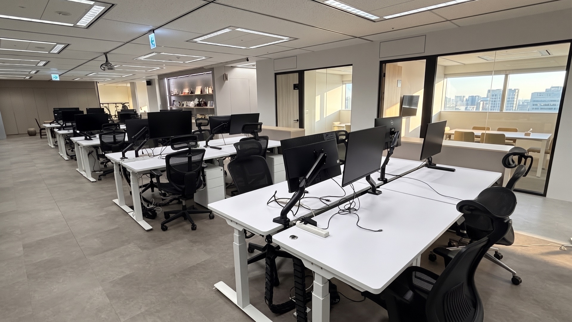 辦公室工作島，由左至右為 A 至 E 島